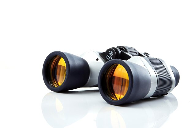 Photo close-up of binoculars against white background