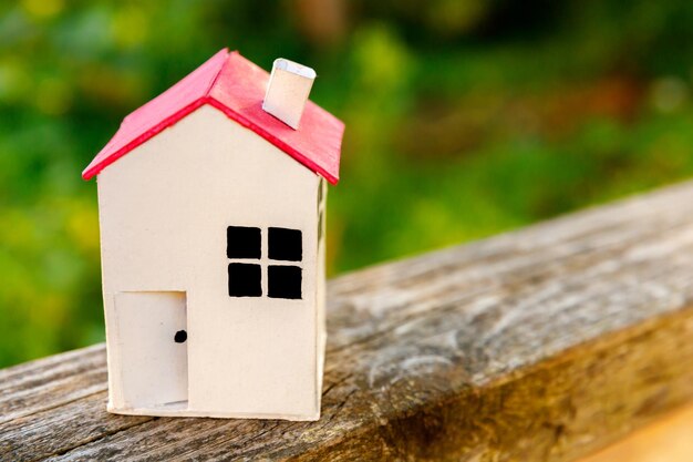 Foto close-up della casa degli uccelli sulla casa di legno contro l'edificio