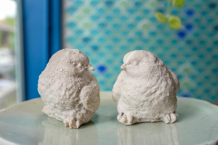 Photo close-up of birds on table at home