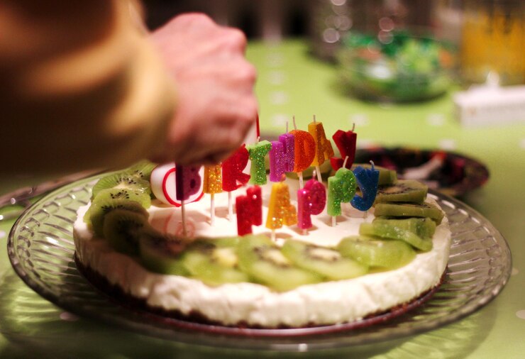Photo close-up of birthday cake served in plate