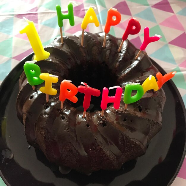 Photo close-up of birthday cake on table