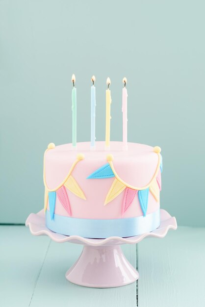 Photo close-up of birthday cake on table