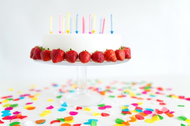 Foto chiusura della torta di compleanno con le candele sul supporto