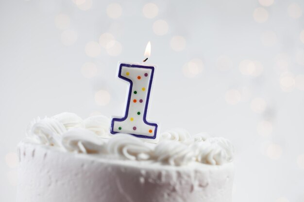 Foto close-up di candele di compleanno su torta su sfondo bianco
