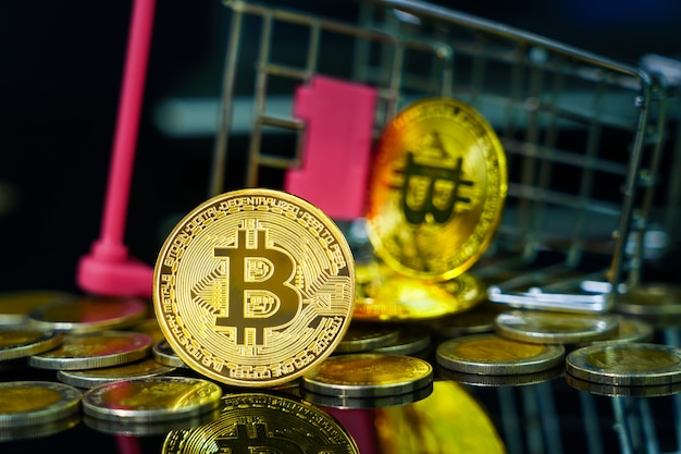 Photo close up bitcoin coin in shopping cart on black background