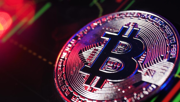 Close-up bitcoin en digitale beursgrafiekbalk op zwart
