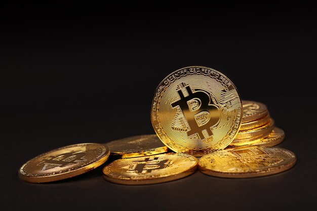 Foto close-up di bitcoin su sfondo nero