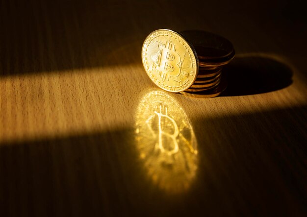 Photo close-up of bitcoins on wooden table