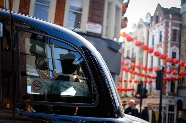 Photo close-up of black cab on street