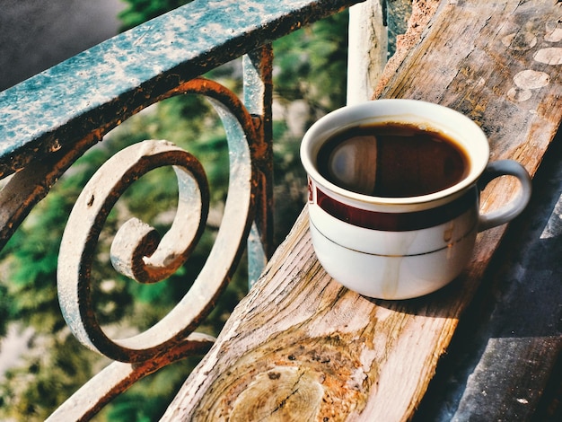 Foto close-up di caffè nero sulla ringhiera