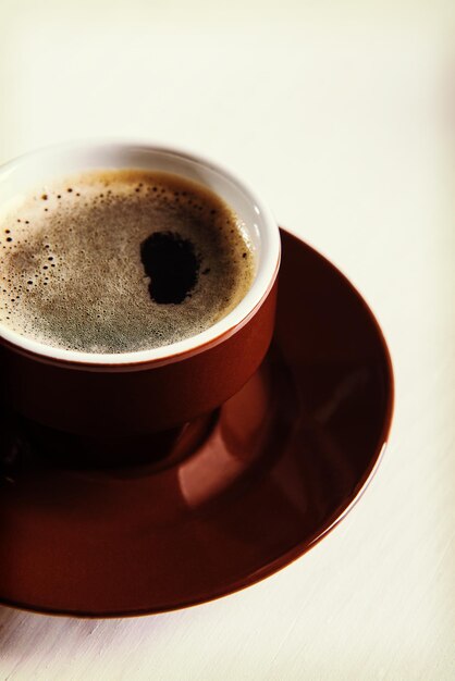 Foto close-up di caffè nero sul tavolo
