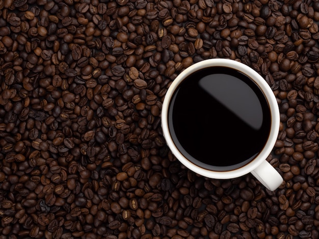 Foto primo piano di caffè nero in tazza bianca