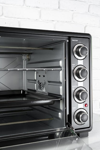 Foto close up di un mini forno elettrico nero