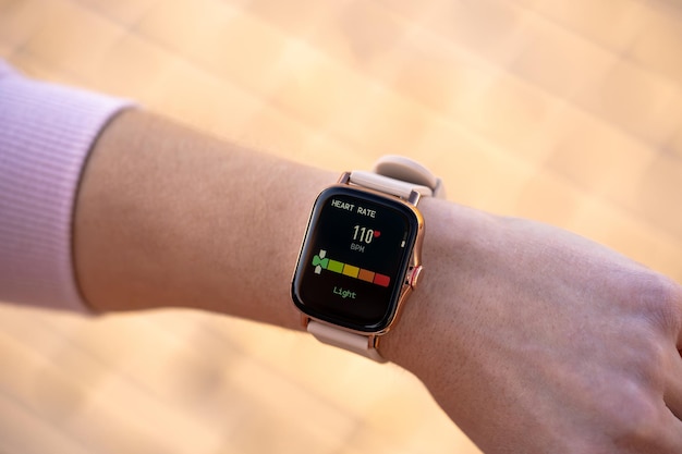Закройте черные умные часы со значком приложения для здоровья на экране