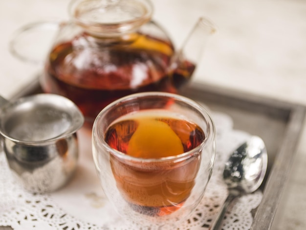 テーブルの上にあるカップごとに茶のクローズアップ
