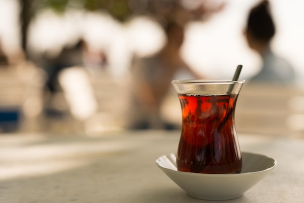 テーブルの上のカップで提供される黒茶のクローズアップ
