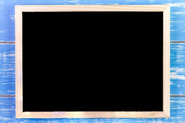 Photo close-up of blackboard on wooden table