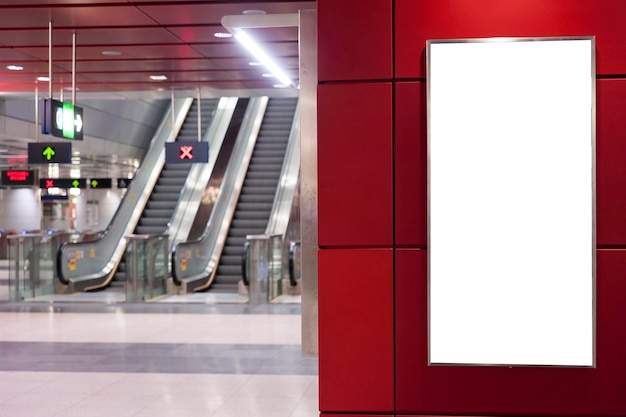 Foto close-up di un cartellone bianco alla stazione della metropolitana