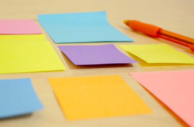 Photo close-up of blank colorful sticky notes on table