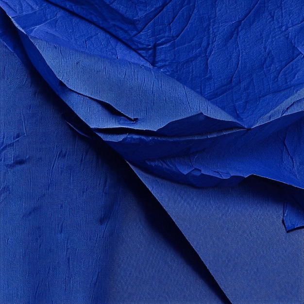Foto close up di carta bianca blu scuro arrugginita e piegata