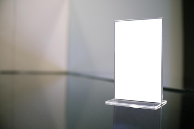 Photo close-up of blank placard on table at restaurant