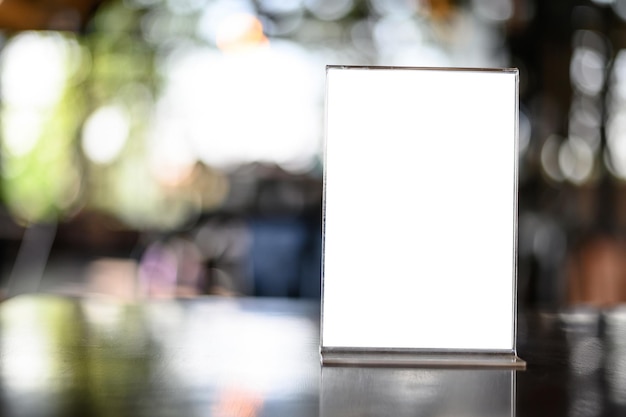 Photo close-up of blank placard on table in restaurant