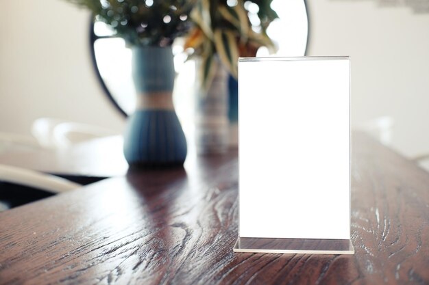 Photo close-up of blank placard on wooden table