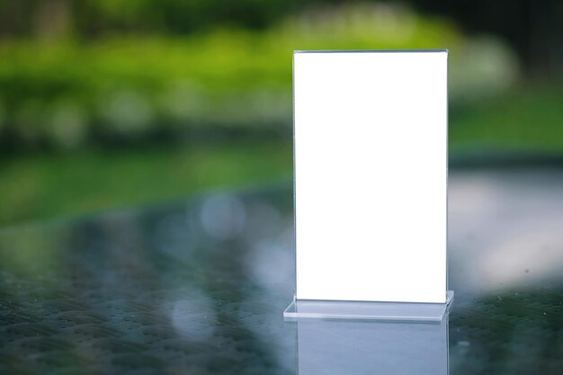 Photo close-up of blank sign on table outdoors