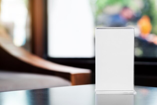 Photo close-up of blank white placard on table in restaurant