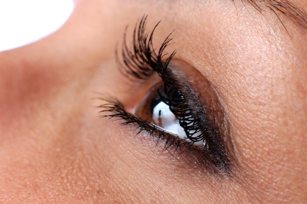 Close-up blauw oog met natuurlijke make-up kijkend naar de zijkant