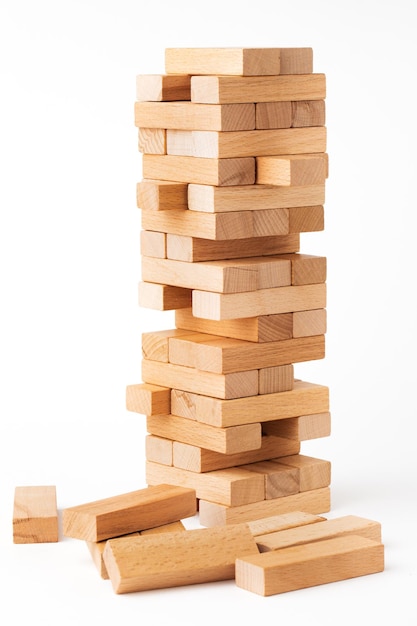 Close-up blokken houten spel jenga geïsoleerd op een witte achtergrond