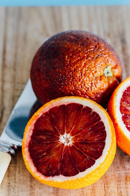 Photo close-up of blood oranges on table