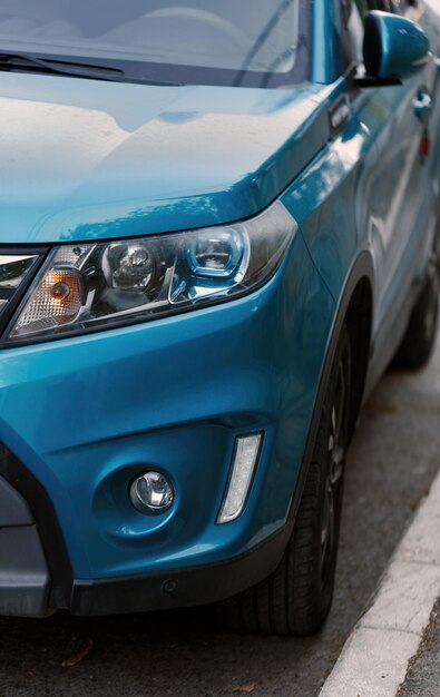 Photo close up of blue avtomobil parked on urban street