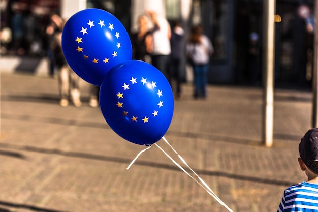 Photo close-up of blue balloons on street