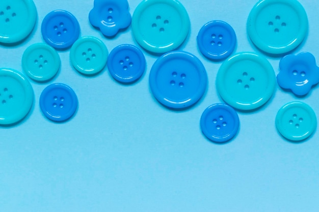 Photo close-up of blue balls on table