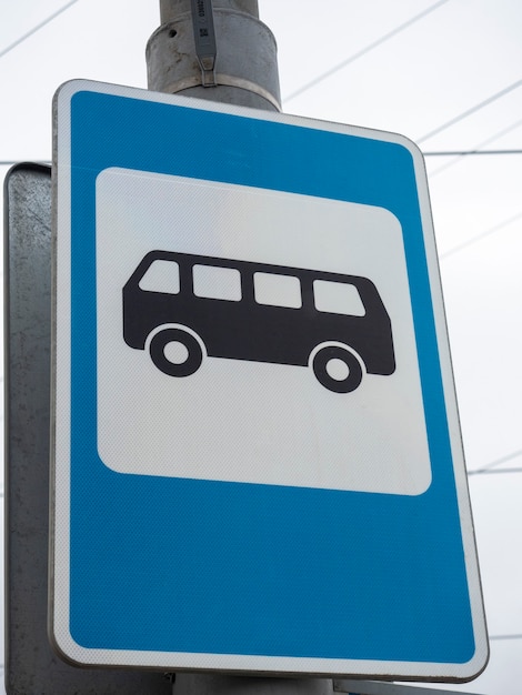 青いバス停の標識のクローズアップ。垂直写真、道路案内標識