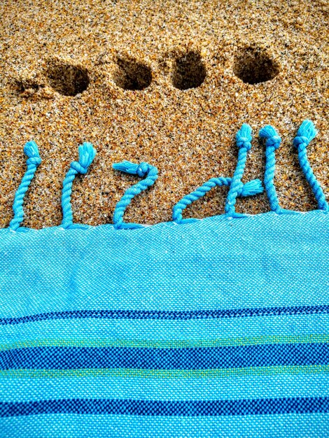 Foto close-up di un tessuto blu sulla spiaggia