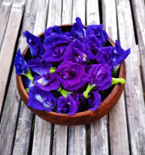 Foto close-up di un vaso di fiori blu sul tavolo