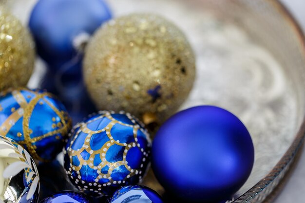 Foto close-up di palle blu e dorate in contenitore durante il natale