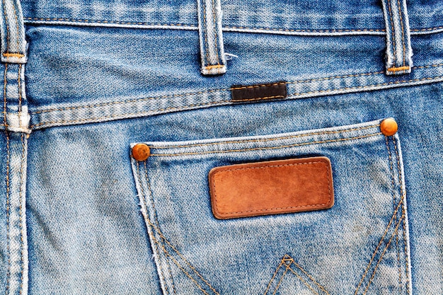 Foto chiuda in su di un'etichetta delle blue jeans. etichetta jeans vuota per aggiungere testo