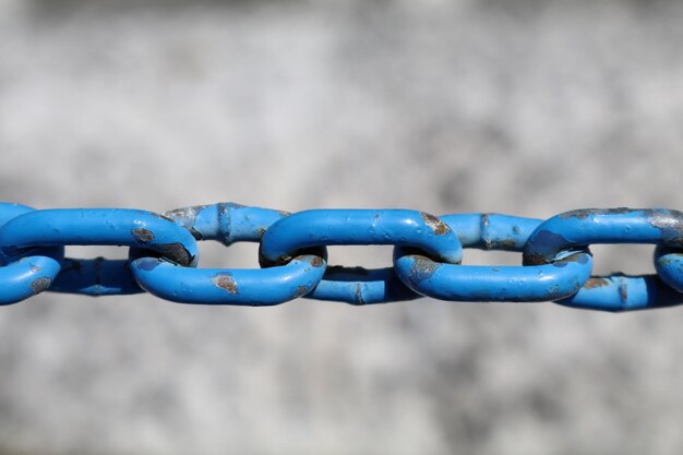 Photo close-up of blue metallic chain