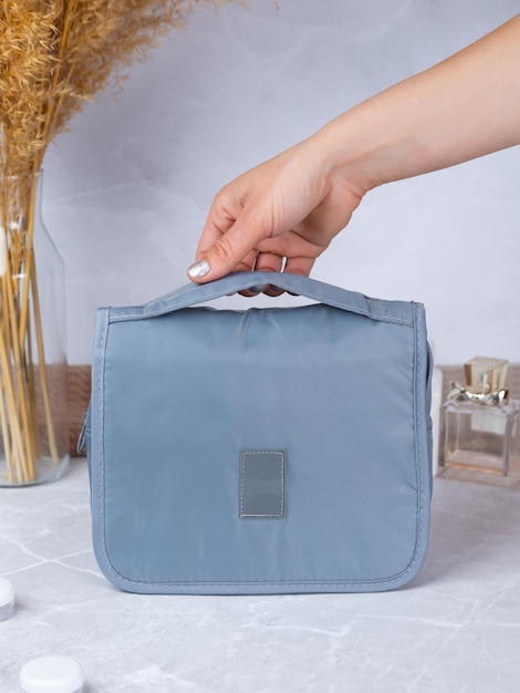 Primo piano della borsa necessaire blu per uso vario, bagno, viaggi, toilette, hotel, forniture scolastiche