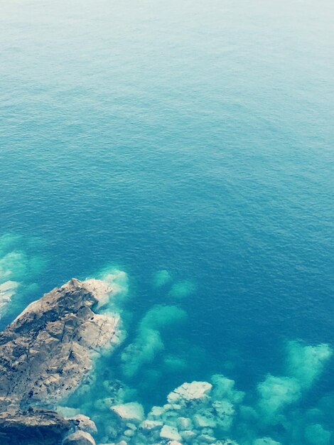 Foto prossimo piano del mare blu contro il cielo.