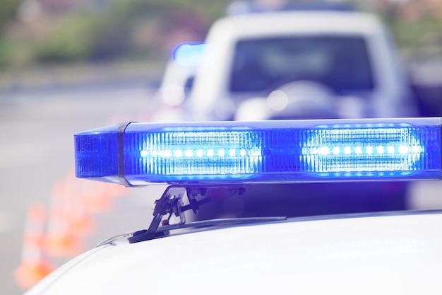 Foto close-up della sirena blu su un'auto della polizia in città