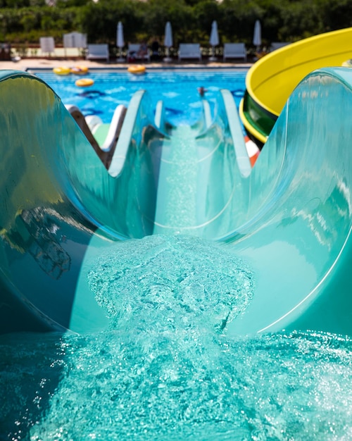 スイミングプールの青い水のクローズアップ