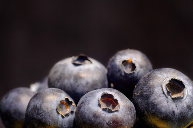 Photo close-up of blueberries against black background