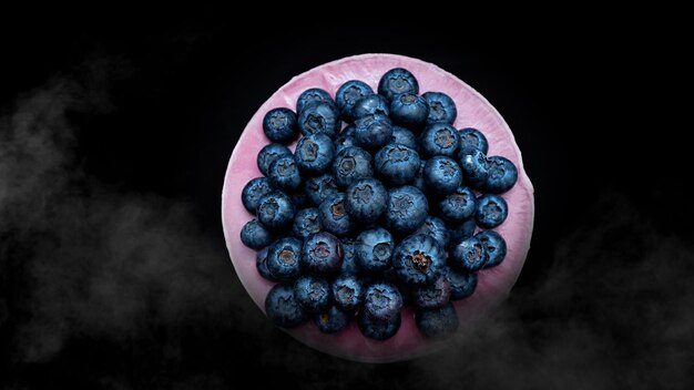 Photo close-up of blueberries against black background