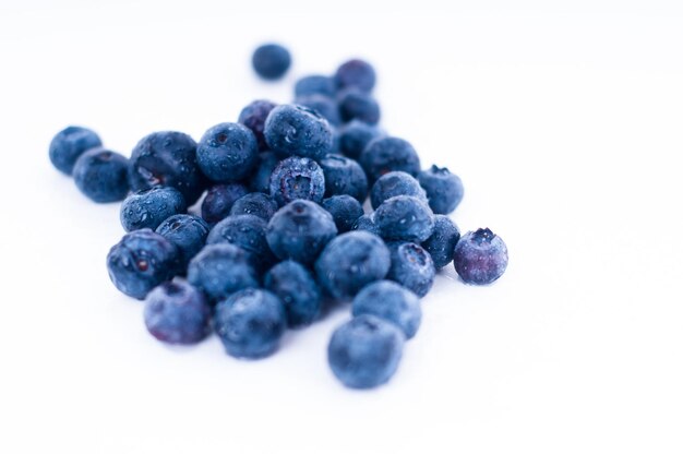 Photo close-up of blueberries over white background