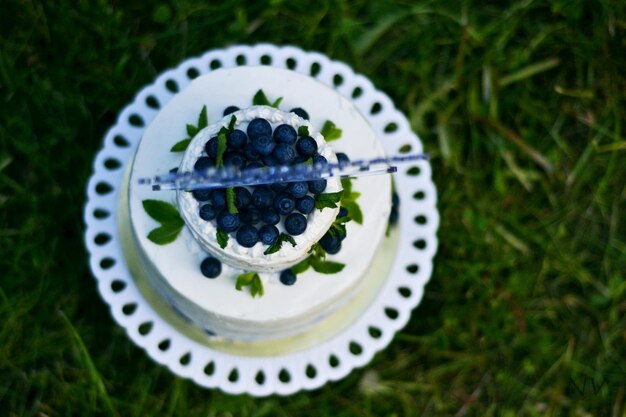 Foto close-up di mirtilli su torta bianca