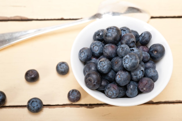 Photo close-up of blueberry fruits on table